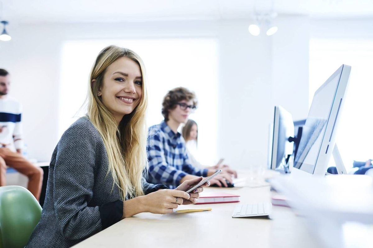 Auxiliar administrativo analisando dados
