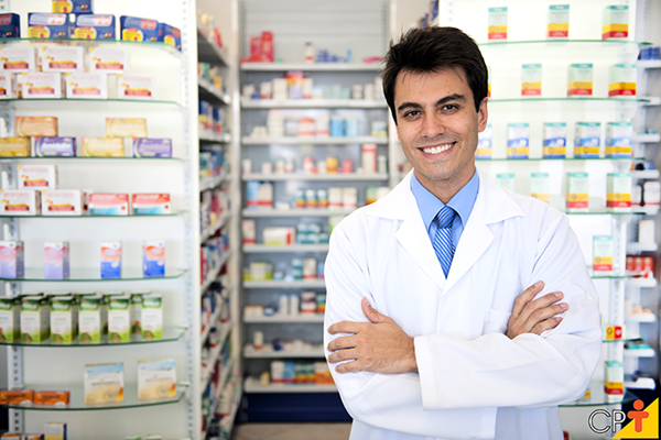 Atendente de farmácia organizando medicamentos