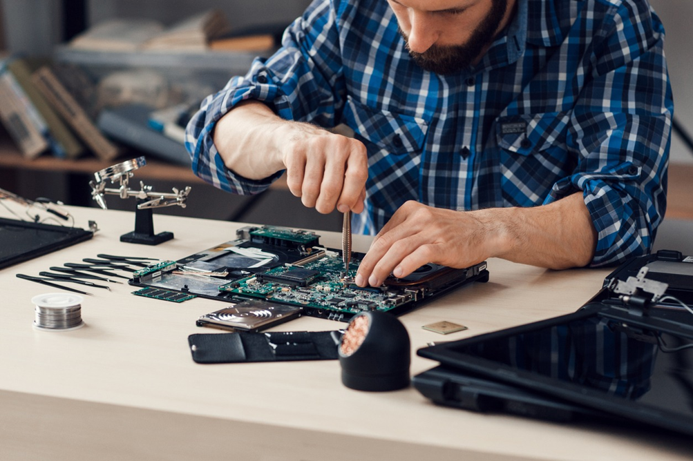 Técnico em manutenção com ferramentas